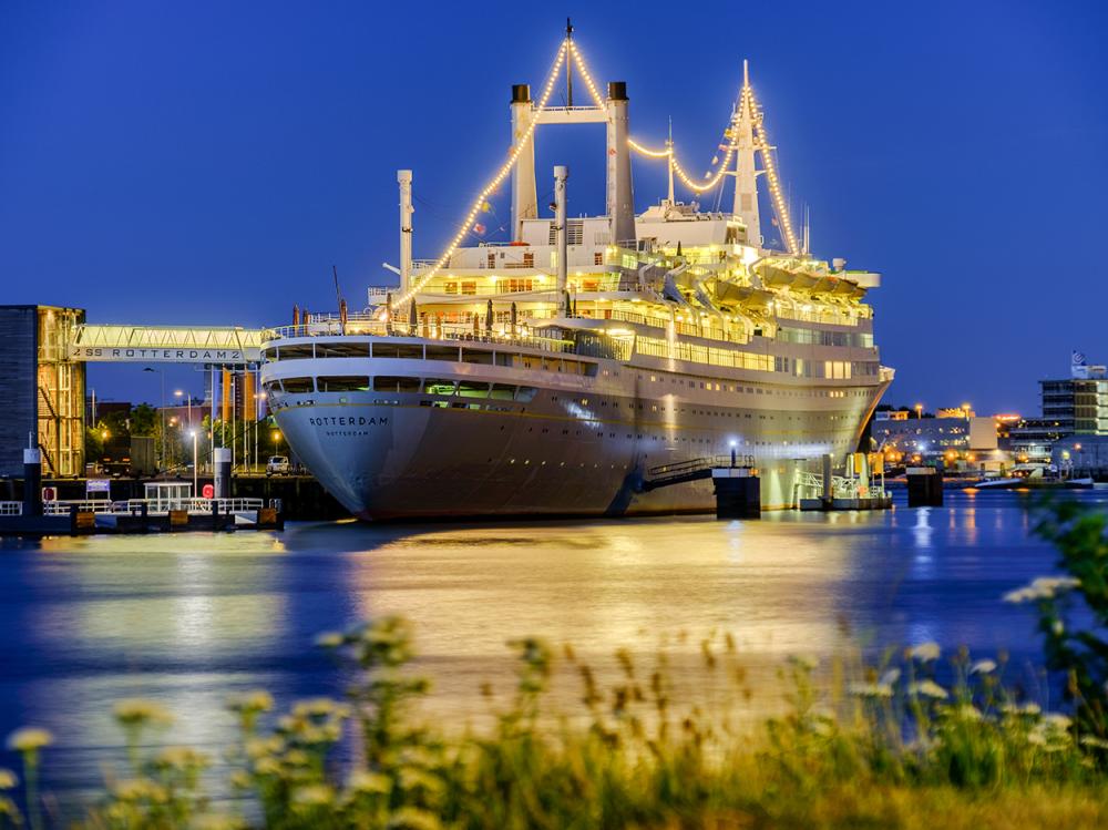 Weekendjeweg Rotterdam ss schip overnachten vooraanzicht by night