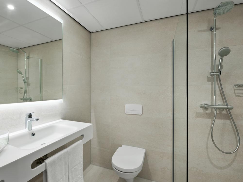 NH Leeuwenhorst Superior Delux Room Bathroom