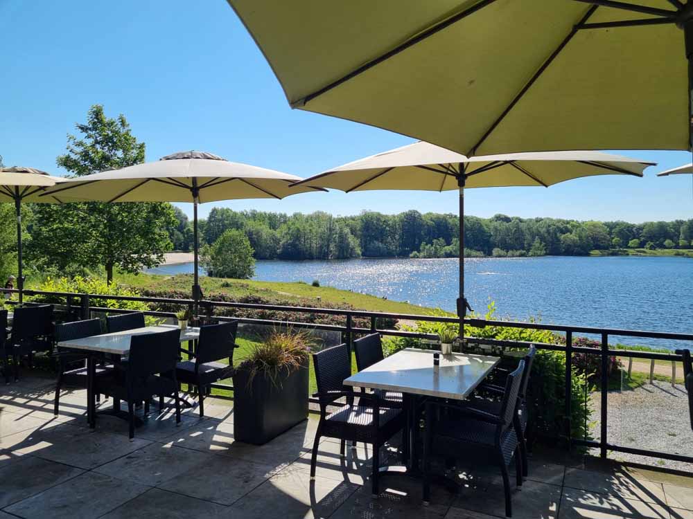 Terras met uitzicht op het meer