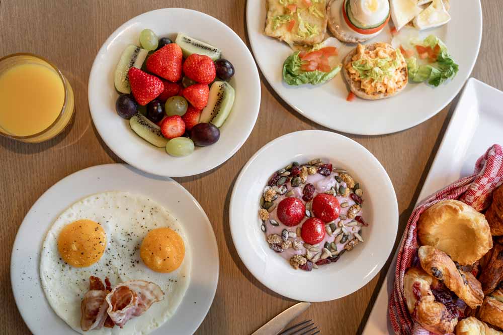 uitgebreid ontbijtbuffet weekendjeweg hart van amsterdam