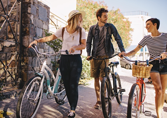 Samen met fiets op pad 